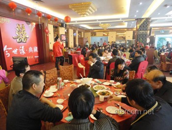 校长毕业典礼摆500桌宴席：豪华送行背后的教育深意